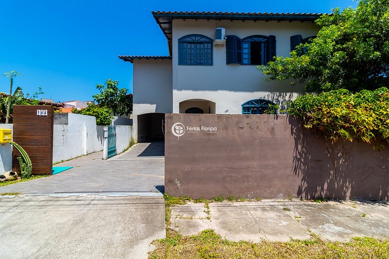 Casa com 4 quartos a poucos passos da Praia do Campeche