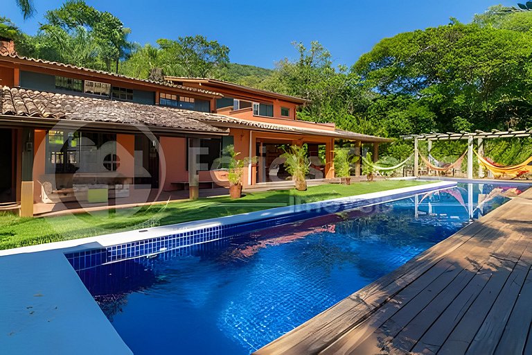 Casa com Área Gourmet, Piscina, Campo de Futebol