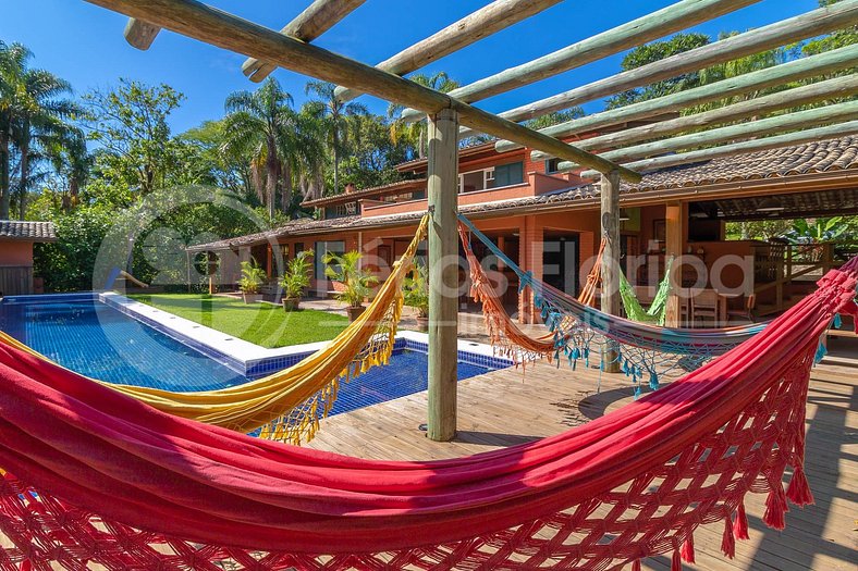 Casa com Área Gourmet, Piscina, Campo de Futebol