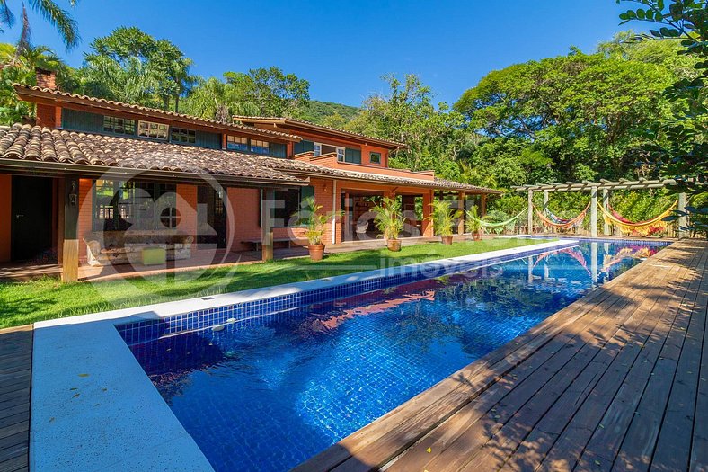 Casa com Área Gourmet, Piscina, Campo de Futebol