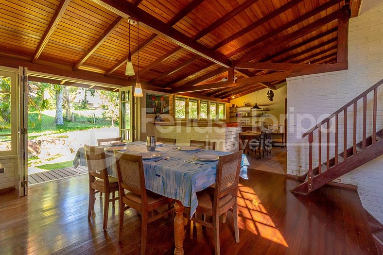 Casa com Área Gourmet, Piscina, Campo de Futebol