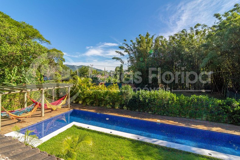 Casa com Área Gourmet, Piscina, Campo de Futebol