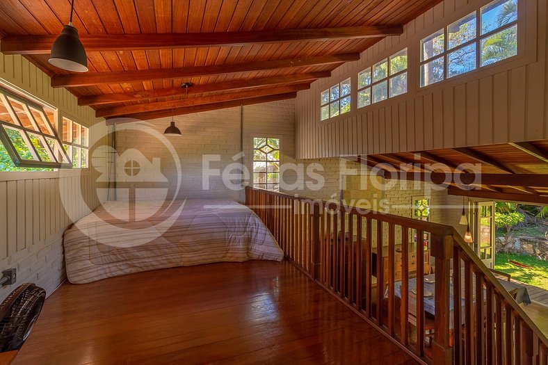 Casa com Área Gourmet, Piscina, Campo de Futebol