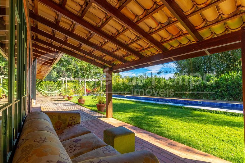 Casa com Área Gourmet, Piscina, Campo de Futebol