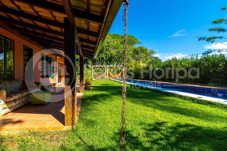 Casa com Área Gourmet, Piscina, Campo de Futebol