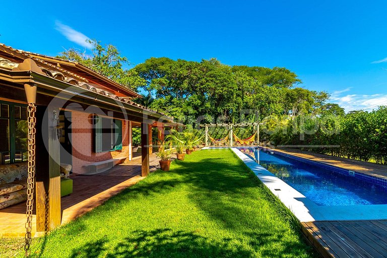 Casa com Área Gourmet, Piscina, Campo de Futebol