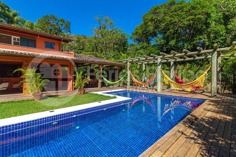 Casa com Área Gourmet, Piscina, Campo de Futebol