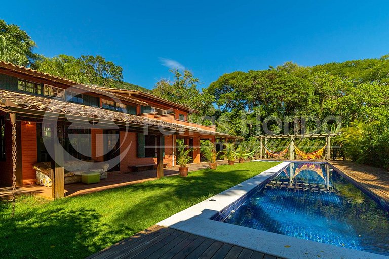 Casa com Área Gourmet, Piscina, Campo de Futebol