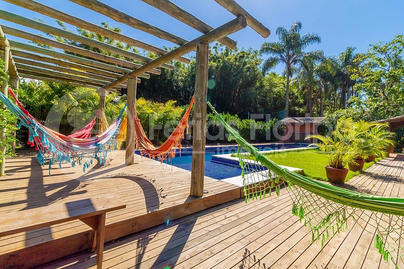 Casa com Área Gourmet, Piscina, Campo de Futebol