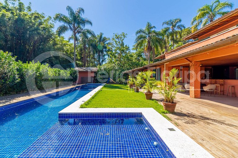 Casa com Área Gourmet, Piscina, Campo de Futebol