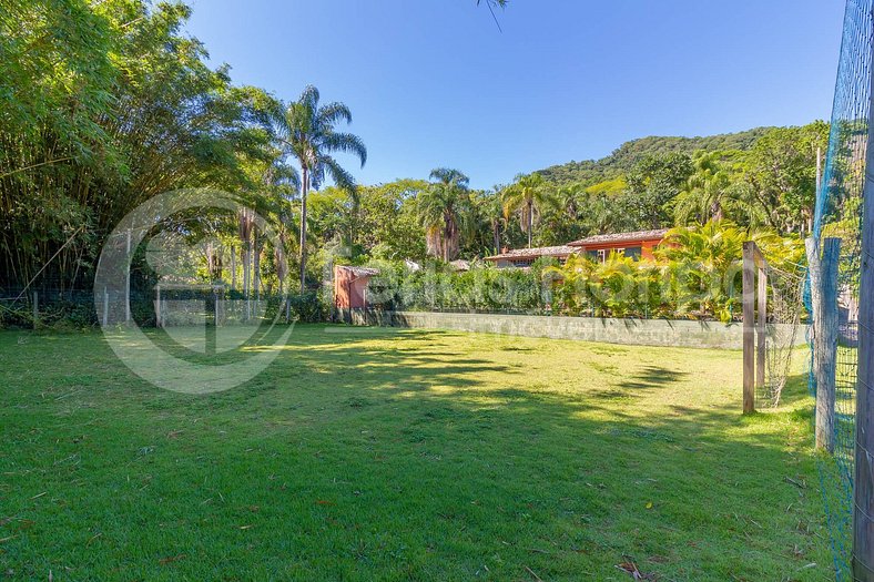 Casa com Área Gourmet, Piscina, Campo de Futebol