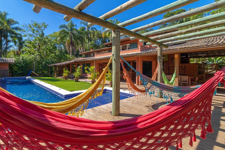 Casa com Área Gourmet, Piscina, Campo de Futebol