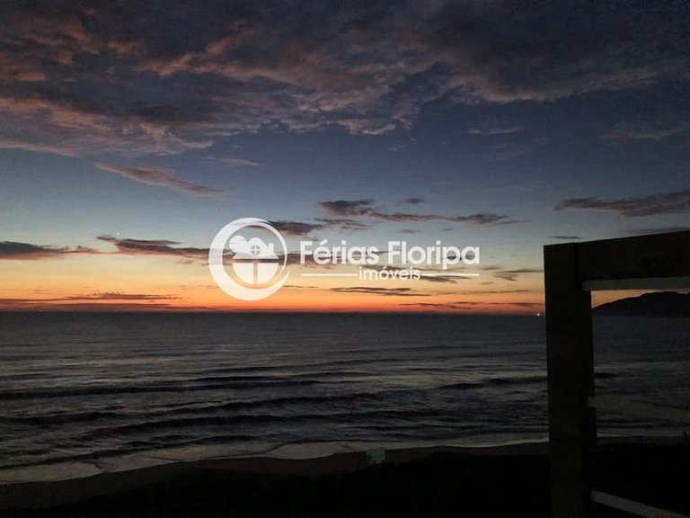 Cobertura 3 dormitórios pé na areia com piscina.