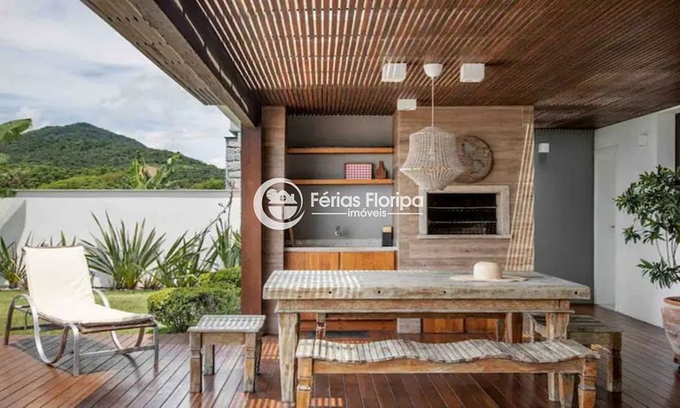 Linda casa com piscina em condomínio frente mar