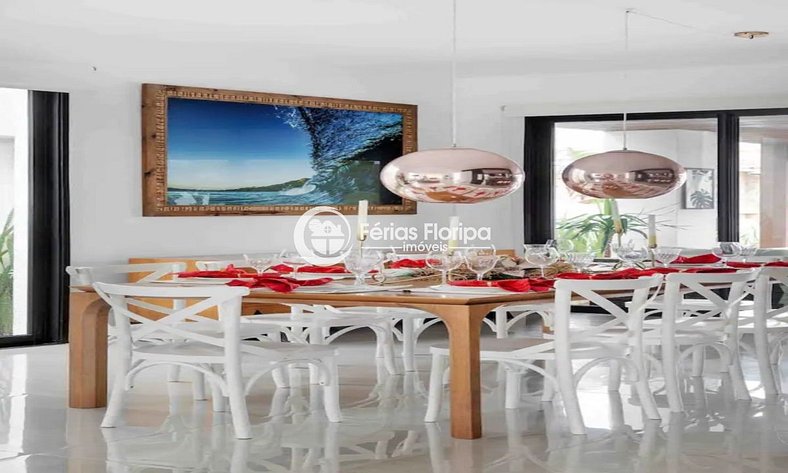 Linda casa com piscina em condomínio frente mar