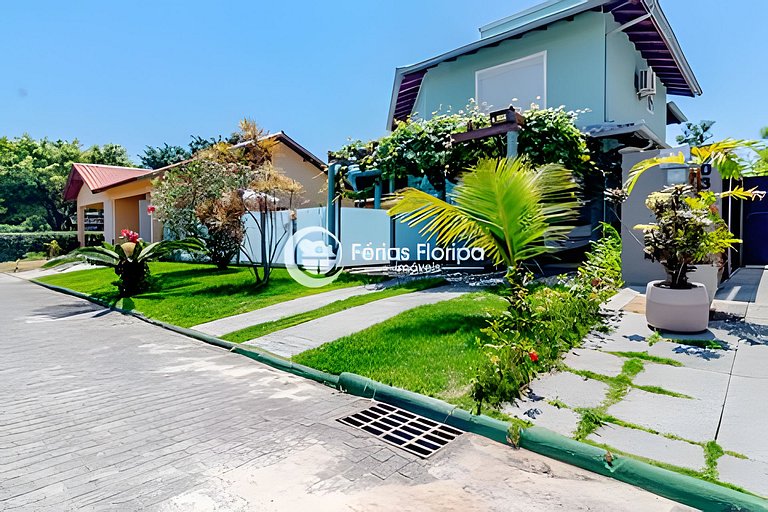 Linda Casa com Piscina no Recanto da Liberdade