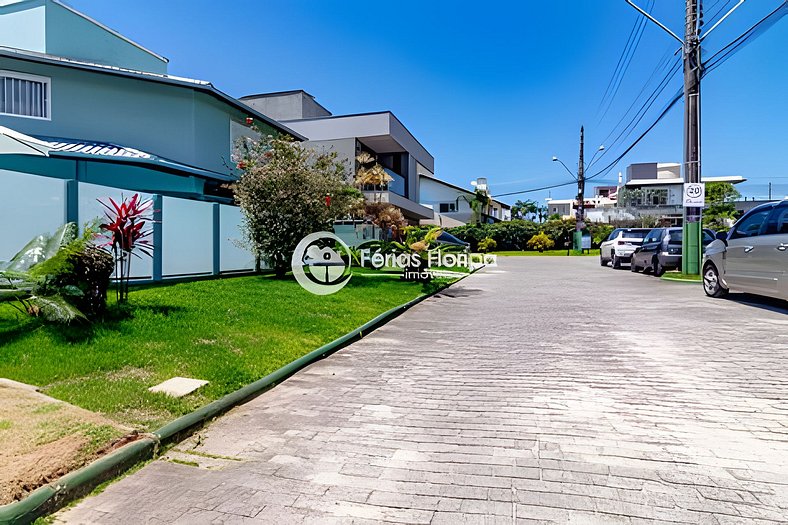 Linda Casa com Piscina no Recanto da Liberdade