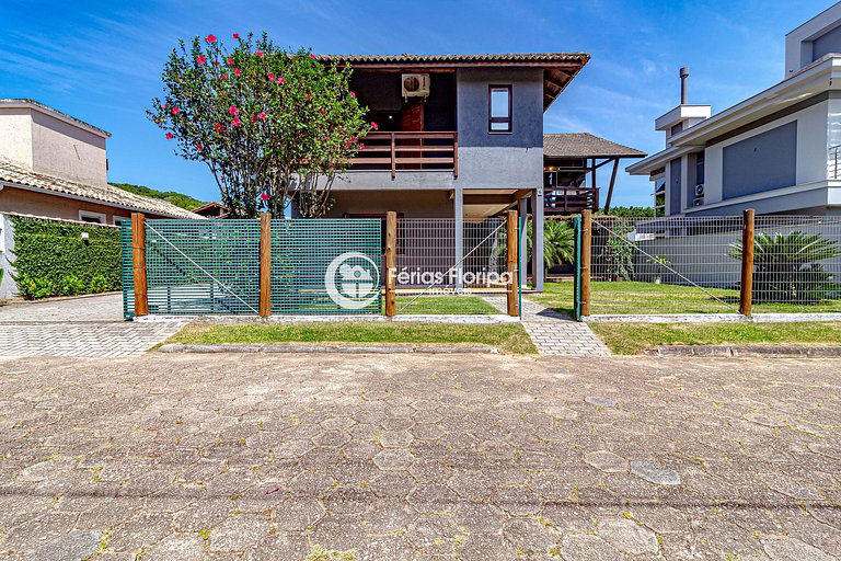 Piscina climatizada de comunidad cerrada de lujo